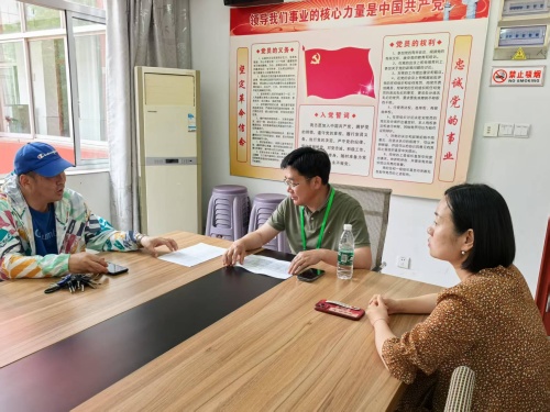 听汇报.jpg